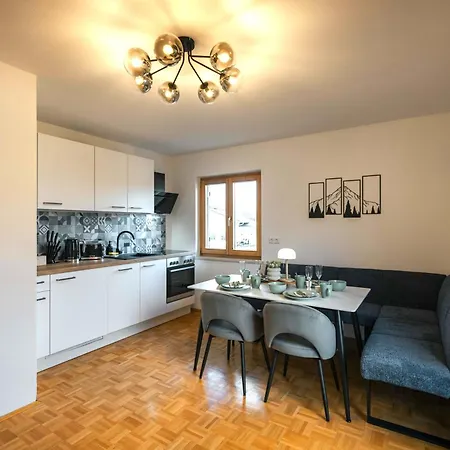 Bergblick & Altbau-charme I 2 Balkone I Aktivcard - 130 Erlebnisse Inklusive I Parkplatz Lägenhet